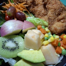 สลัดผักผลไม้ไก่ทอด