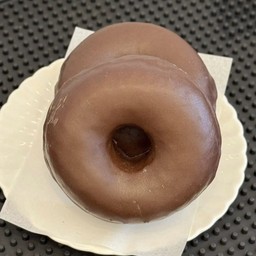โดนัทช็อกโกแลต 1 ชิ้น