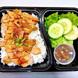 ข้าวหน้าหมูย่างน้ำจิ้มแจ่ว