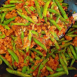 หมูสับ พริกแกง ราดข้าว