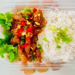 ข้าวหมูสามชั้นคั่วพริกเกลือ