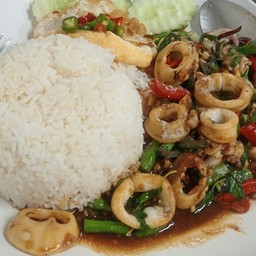 กระเพราปลาหมึก