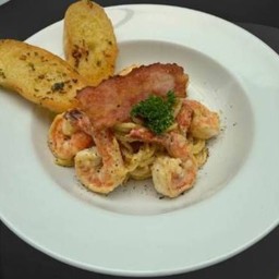 สปาเก็ตตี้คาโบนาร่ากุ้งและเบคอน