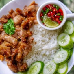 ข้าวราดหมูกระเทียม