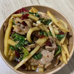 ข้าวผัดกะเพราหน่อไม้