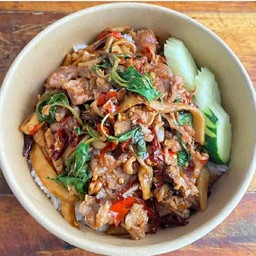 กะเพรา เนื้อชิ้น หน่อไม้ดอง  ราดข้าว