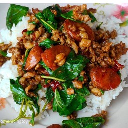 ข้าวราดกะเพรากุนเชียง+หมูสับ