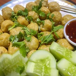 ลูกชิ้นหมูทอด(น้ำจิ้มมะขามสามรส)