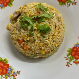 ข้าวผัดผักสามสีใส่หมูสับ