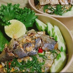 ข้าวผัดปลาทูชะอมพริกสด