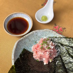 ปลาทูน่าสดสับกับต้นหอมญี่ปุ่น เสิร์ฟพร้อมสาหร่ายแผ่น วาซาบิและโชยุ