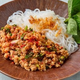 เส้นเล็กลวกราด ผัดกระเพราผัดกระเพราหมู