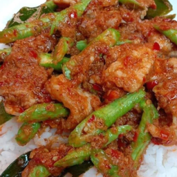 หมูกรอบผัดพริกแกง