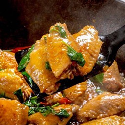 ข้าวราดปีกไก่โหระพา(3ชิ้น)