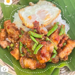 พริกแกงหมูกรอบไข่ดาว