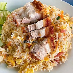ข้าวผัด ไข่ หมูกรอบ