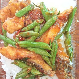 ปลาผัดพริกแกง