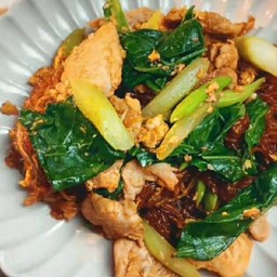 ผัดซีอิ๊ว วุ้นเส้น หมูชิ้น