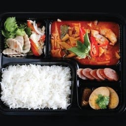 เซท G แกงไก่หน่อไม้ + ไข่พะโล้ + ยำหมูยอ + กุนเชียง + ข้าวหอมมะลิ