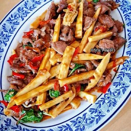 กะเพรา หน่อไม้ดอง เนื้อชิ้น ราดข้าว