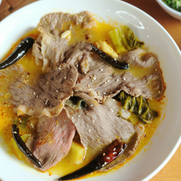 เนื้อวากิวต้มผักกาดดอง 酸菜火锅汤