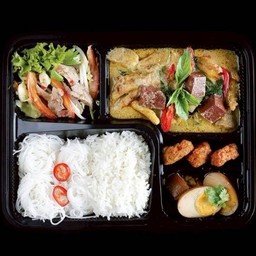 เซท H แกงเขียวหวานข้อ&ตีนไก่ + ยำหมูย่าง + ไข่พะโล้ + ทอดมัน + ขนมจีน + ข้าวหอมมะลิ