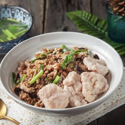 B3 ข้าวต้มแห้ง หมูสับผัดเห็ดหอม + หมูเด้ง