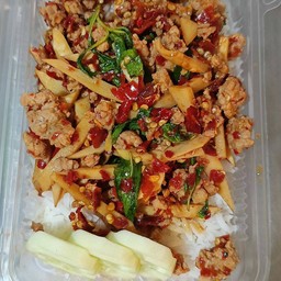 ผัดโหระพาหน่อไม้หมูสับ