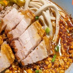 หมี่เหลืองหมูกรอบหมูสับต้มยำ