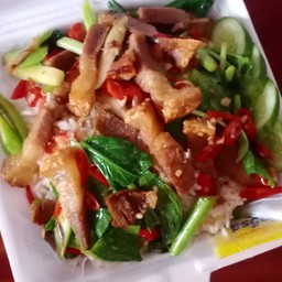 คะน้าหมูกรอบ ราดข้าว