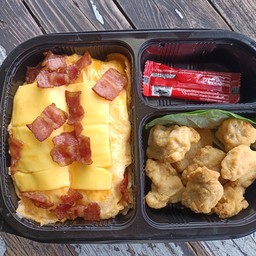 ข้าวไข่ข้นเบค่อนซีส+ไก่คาราเกะมายิงเนส