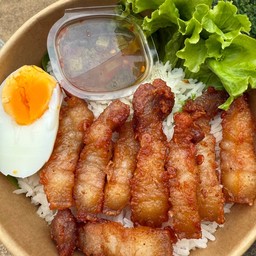 ข้าวหมูทอดน้ำปลา+น้ำจิ้มแจ่ว