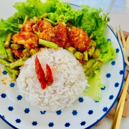 ข้าวผัดพริกแกงแคบหมู