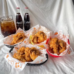 Set friend zone ไก่9 ชิ้น (น่อง6 ไม่มีกระดูก3 )  นักเก็ต4ชิ้น  โค้ก1  เฟรนฟราย