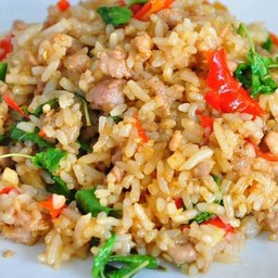 ข้าวผัดกระเพราคลุกไก่