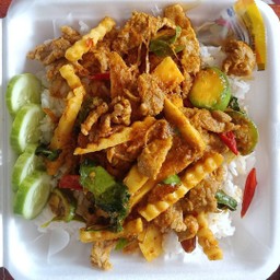 ผัดพริกแกงไก่ราดข้าว