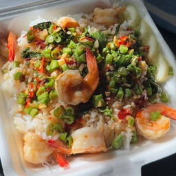 ผัดกระเพรากุ้งราดข้าว