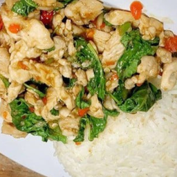 กระเพราไก่ชิ้นราดข้าว