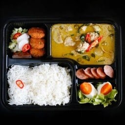 เซต E แกงเขียวหวานลูกชิ้นปลากราย