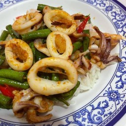 ผัดพริกแกงปลาหมึก