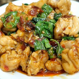 ไก่ผัดพริกเผาใบโหระพาราดข้าว