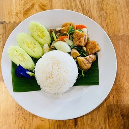 ปลากระพงผัดขึ้นช่ายราดข้าว