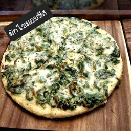 พิซซ่าหน้าผักโขมอบชีส