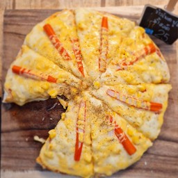 พิซซ่าหน้าข้าวโพดปูอัดน้ำสลัด