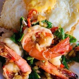 กระเพากุ้งราดข้าว