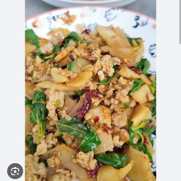 ข้าวราดกะเพราหน่อไม้ดองไก่