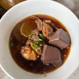 เจ๊เดือนก๊วยเตี๋ยวไก่มะระแสมดำ