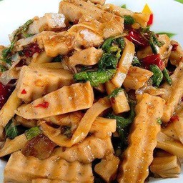 ข้าวกระเพราหมูยอหน่อไม้ดอง