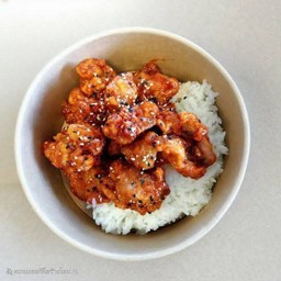 ข้าวหน้าไก่ซอสแดง