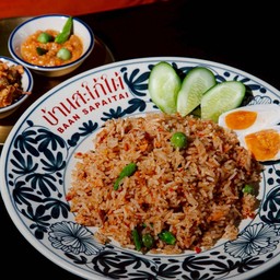 ข้าวผัดน้ำพริกลงเรือ เสิร์ฟพร้อมหมูหวานและไข่เค็ม